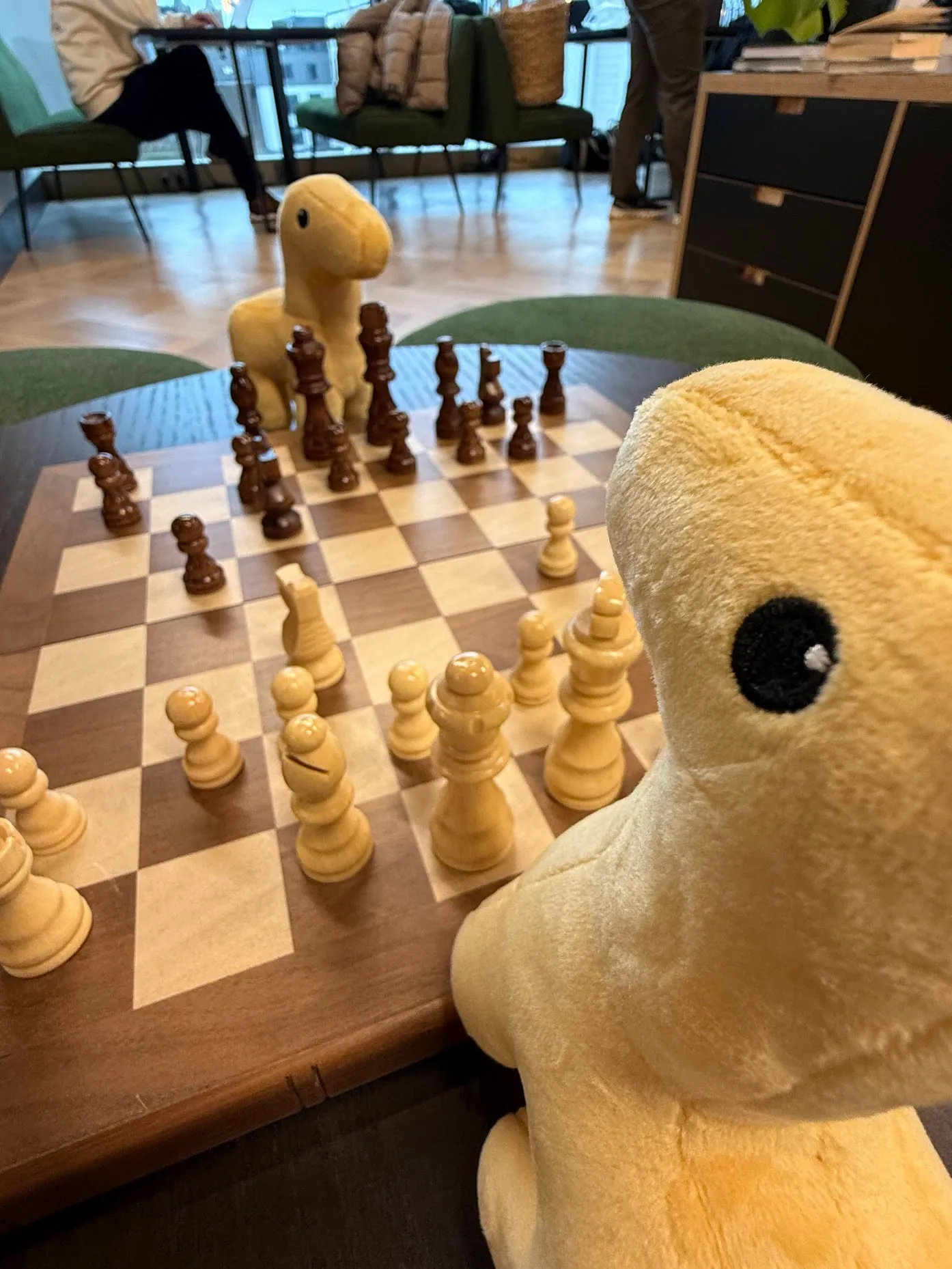 Bronto plays chess
